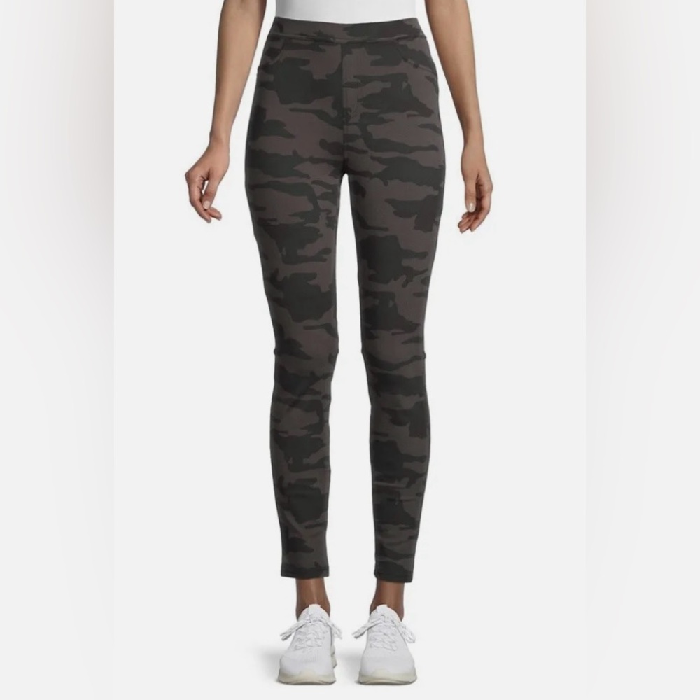 🆕 New with tags Sanctuary Camo Leggings